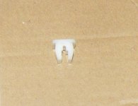 veteráni - náhradní díly - Příchytka držáku pojistkové skříně pro samořezné šrouby 8x8 mm